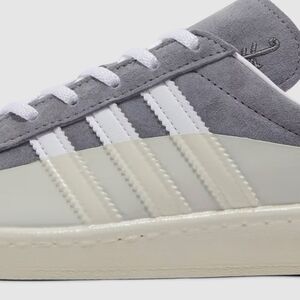 ADIDAS X CALI DEWITT MEN CAMPUS 80S (GRAY / FOOTWEAR WHITE / OFF WHITE)